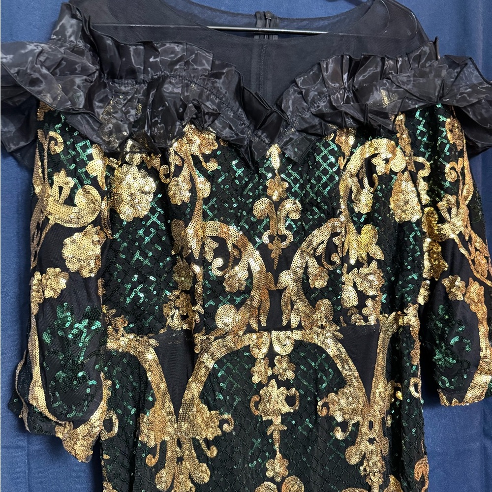 Elegant emerald Green and Gold Off-Shoulder Dress size 1XL - Picture 3 of 9